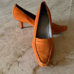 Clarks Women’s Indigo Tabby Heels Size 8 1/2 Orange Suede Leather Stitching. EUC